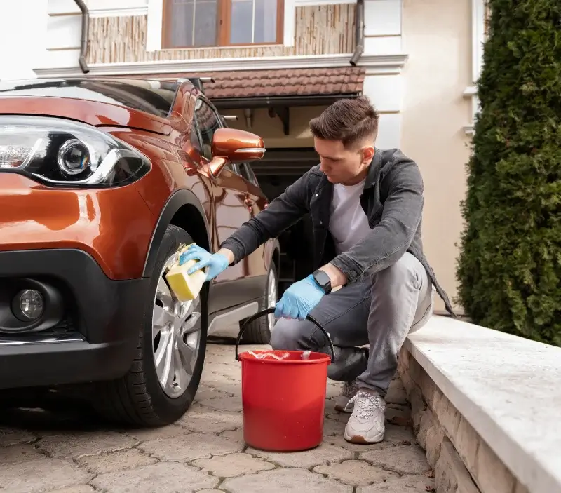 Lavage auto à domicile Arvillard : professionnel intervenant sur un véhicule